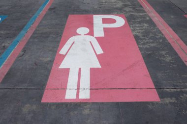 Kadınlar beton yolda Park simgesi.