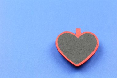 Ahşap kalp mavi kağıt arka plan üzerinde şekil ve kopya alanı tasarımı için var.