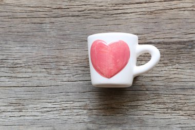 Aşk ya da Sevgililer günü kavramı ahşap katlarda yer cam ve kalp şekli.