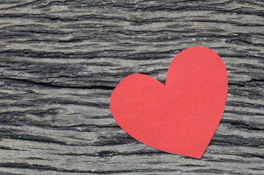 Kırmızı kalp ve ahşap zemin üzerinde Kağıt kopya alanı aşk ya da Sevgililer günü konsept tasarımı için var.