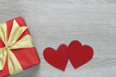 Hediye kutusu ve kırmızı kağıt kalp üzerinde ahşap zemin şekil ve aşk ya da Sevgililer günü kavramı kopya alanı var.