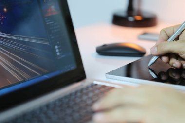 Çalışma masası için iş tasarım kavramı üzerinde bir adam elinde tasarım kalem üzerinde odaklanmak ve kopya alanı var.