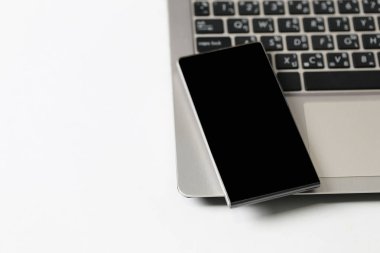 Siyah smartphone ve defter tuş takımı ve iş kavramı tasarımında için kopya alanınız. 