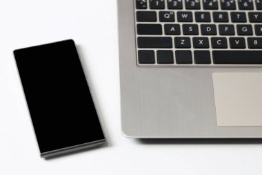 Siyah smartphone ve defter tuş takımı ve iş kavramı tasarımında için kopya alanınız. 
