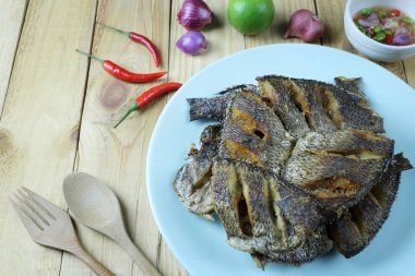 Fried tilapia tabak Tay deniz ürünleri ahşap zemin üzerinde.