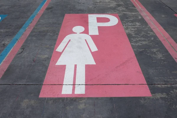 Símbolo Estacionamiento Para Las Mujeres Carretera Hormigón — Foto de Stock