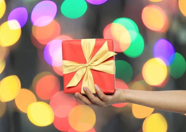 Hand Van Vrouwen Met Een Rode Giftdoos Onscherpte Bokeh Achtergrond — Stockfoto