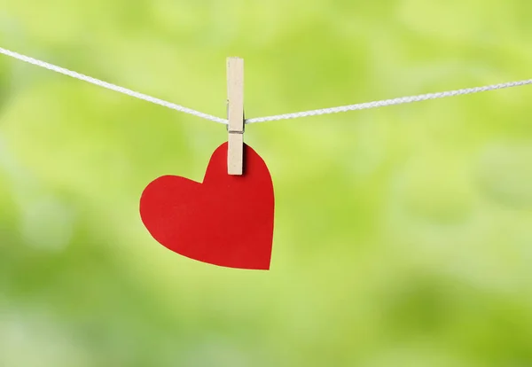 Красная Бумага Сердца Висит Веревке День Святого Валентина Концепции Зеленый — стоковое фото