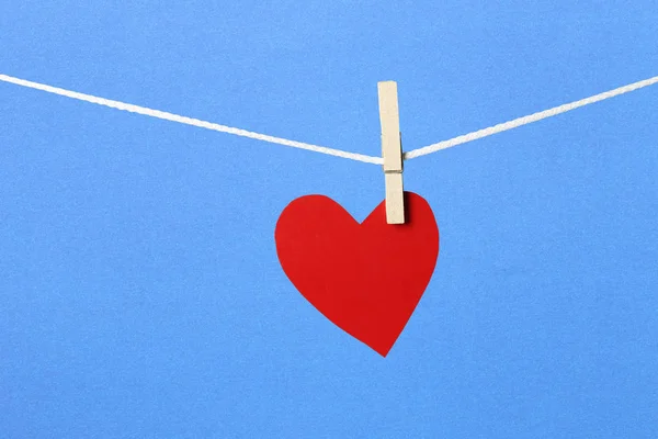Rote Papierherzen Hängen Seil Valentinstag Konzept Und Blauem Hintergrund — Stockfoto