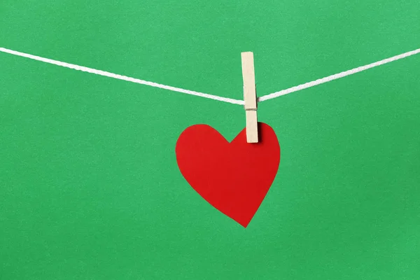 Rote Papierherzen Hängen Seil Valentinstag Konzept Und Grünem Hintergrund — Stockfoto