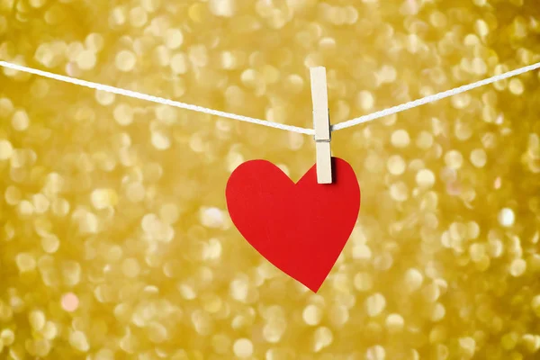 Rote Papierherzen Hängen Seil Valentinstag Konzept Und Gold Bokeh Hintergrund — Stockfoto