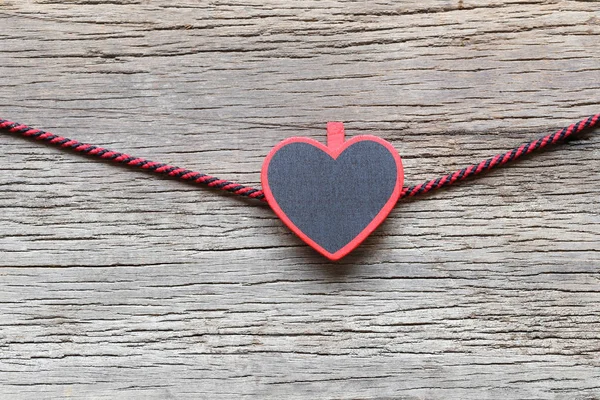 Forma Corazón Colgando Cuerda Pared Madera Tienen Espacio Copia Para —  Fotos de Stock