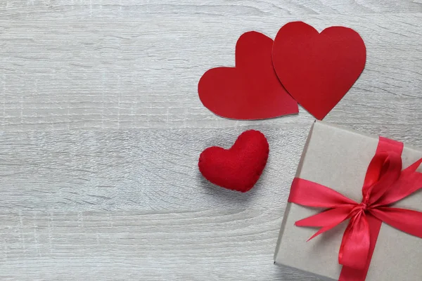 ギフト ボックスと赤い紙のハートの木製の床を形作る愛やバレンタインデー コンセプト コピー領域にあります — ストック写真