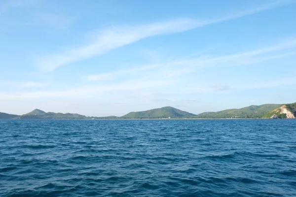 Samaesarn Island in vista diurna e cielo blu . — Foto Stock