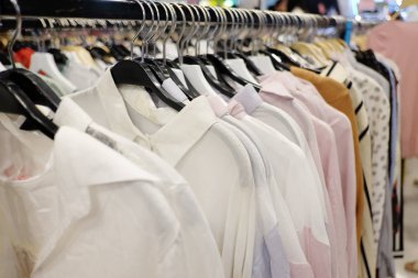 Renkli giysiler çamaşır ipi asılı ve turuncu güneş ışığı var