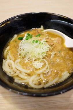 Ramen Curry Curry yemek masasında kase.