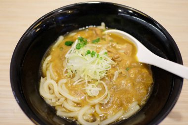 Ramen Curry Curry yemek masasında kase.