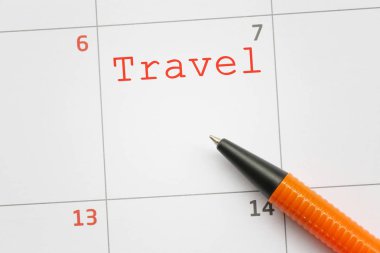 Seyahat metnini işaret eden turuncu kalem.