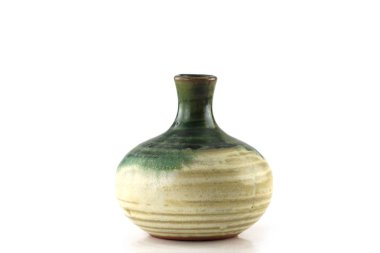 Japon sake şişe beyaz arka plan üzerinde izole.