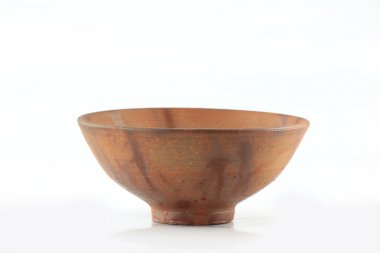 Beyaz arka plan üzerinde izole Japon tarzı yanmış kiremit kase.