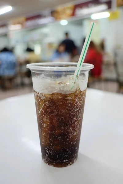 Glas kalte Cola auf dem Esstisch. — Stockfoto