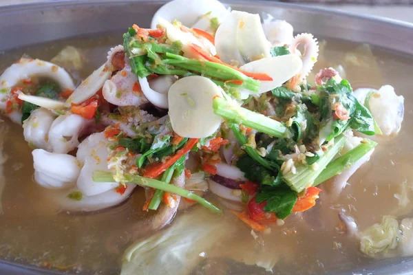 Gestoomde inktvis met citroen van Thaise zeevruchten in pot. — Stockfoto
