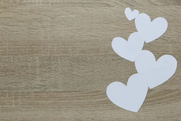White Heart papper på trägolvet och har kopieringsutrymme. — Stockfoto
