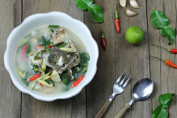 Tom Yum grouper vis pittige soep van Thais eten in een kom op houten — Stockfoto