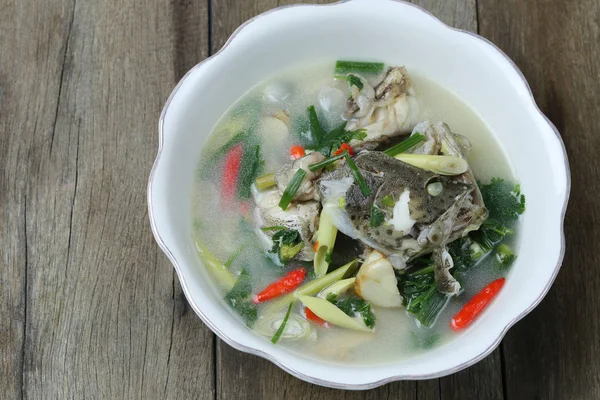 Tom yum grouper rybí kořeněná polévka z thajských jídel v misce na dřevěném — Stock fotografie