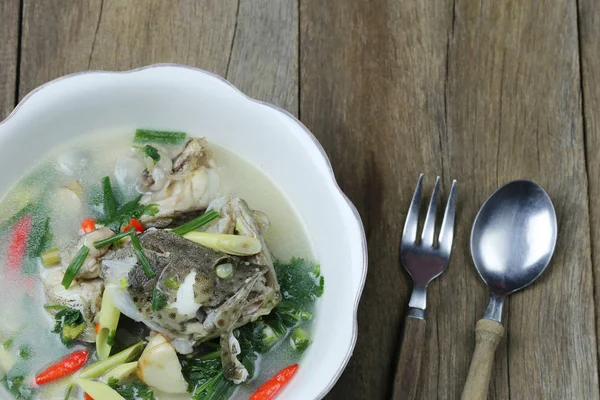 Tom yum grouper rybí kořeněná polévka z thajských jídel v misce na dřevěném — Stock fotografie