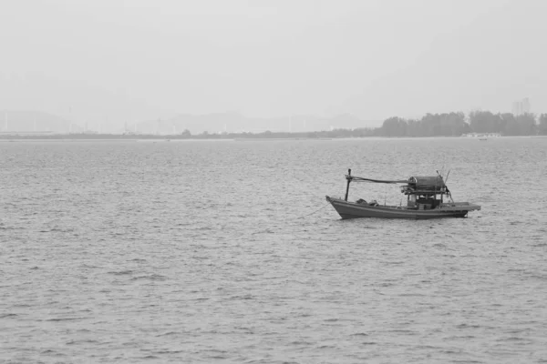 Рибальські човни припарковані в морі . — стокове фото