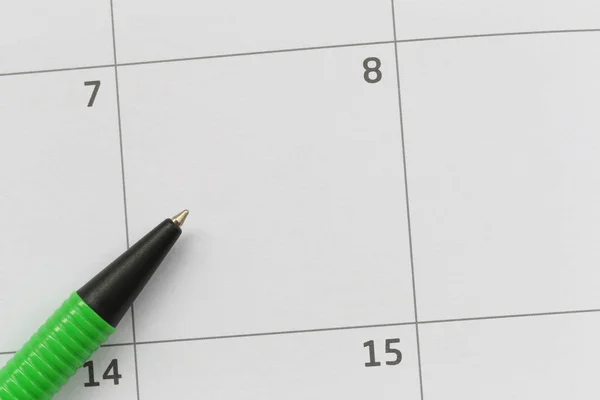 Penna verde è posizionato sul calendario nell'ottavo giorno e hanno copia — Foto Stock