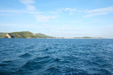 Gündüz görünümünde Samaesarn Adası ve mavi gökyüzü.
