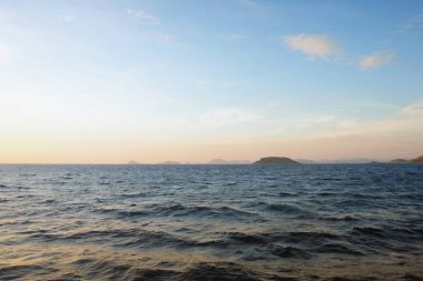 Akşam gün batımı görünümünde Samaesarn Adası.