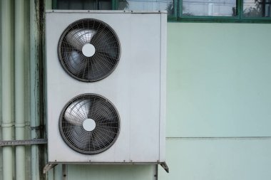 Eski duvarda klima nın hava kompresörü.