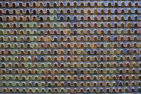 Patroon van de muur gemaakt van kleine tegels. — Stockfoto