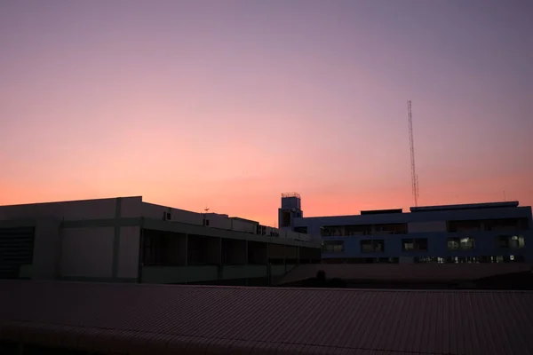 Utsikt över byggnaderna i huvudstaden och Sunset Sky. — Stockfoto