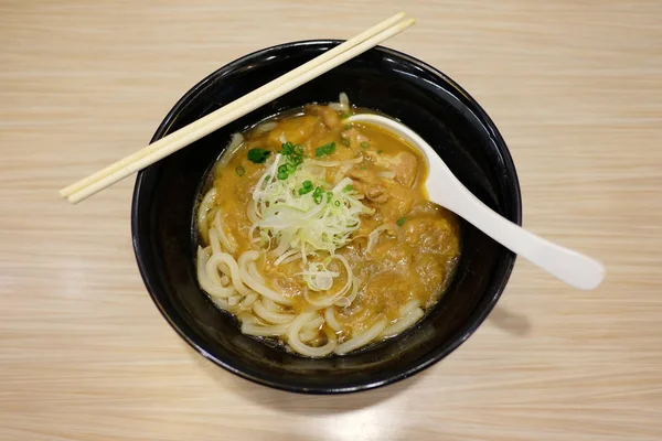 Ramen curry curry i skål på matbord. — Stockfoto