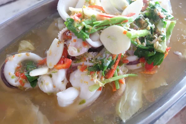 Gestoomde inktvis met citroen van Thaise zeevruchten in pot. — Stockfoto