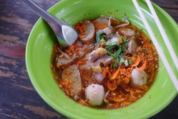 在食物桌上的绿色碗里的泰国面条. — 图库照片