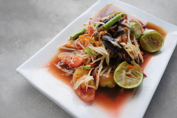 Ensalada de papaya en el plato de alimentos tailandeses . —  Fotos de Stock