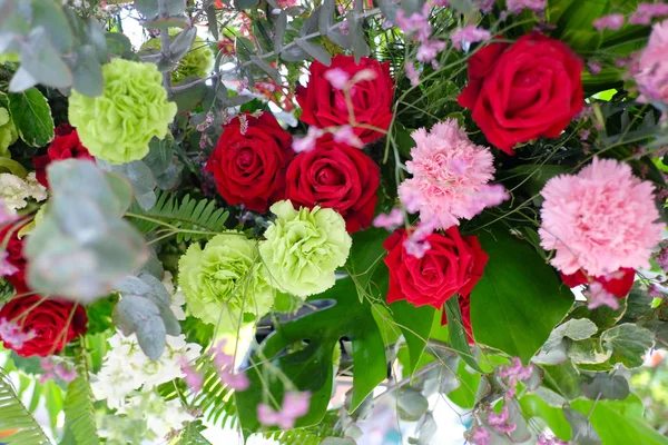 Ramo de flores de floración y frescura de colores brillantes . — Foto de Stock