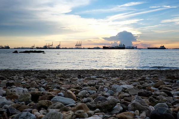 Djup havs hamn och Last fartygs utsikt och kust. — Stockfoto