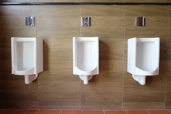 Urinarios blancos en el baño de hombres de decoración de interiores . — Foto de Stock