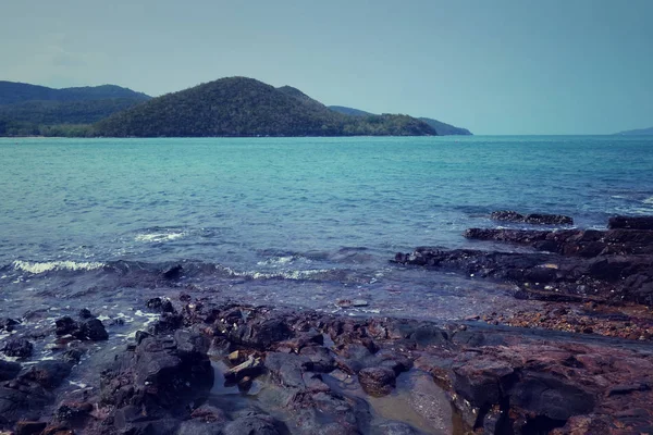 チョンブリの海の岩と海岸. — ストック写真