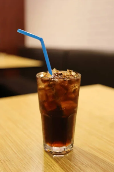 Copo de cola fria na mesa de comida . — Fotografia de Stock