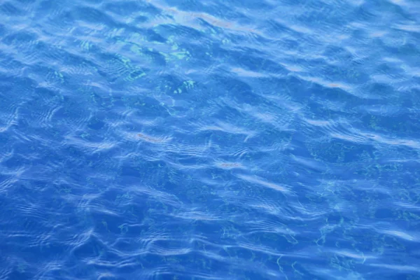 Povrch modré vody v bazénu, nejvyšší voda z přírody. — Stock fotografie