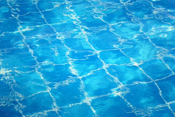 Havuzdaki mavi suyun yüzeyi, doğanın en iyi suyu. — Stok fotoğraf