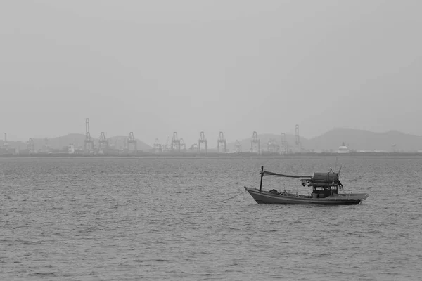Barcos de pesca estão estacionados no mar . — Fotografia de Stock