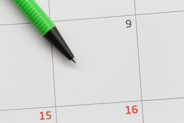Penna verde è posto sul calendario nel nono giorno . — Foto Stock